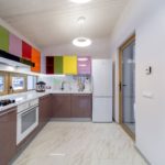 Дизайн угловой кухни с разноцветными фасадами