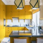 Желтая мебель в интерьере кухни