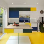 Желтый пол в кухне с большим окном