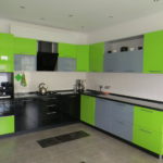 Серо-зеленая мебель для современной кухни