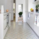 Мозаичный кафель на кухонном полу