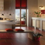 Красная плитка в кухне-гостиной