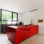 Многофункциональный кухонный остров с красными фасадами