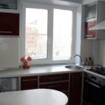 Кухонная мойка перед окном без занавесок