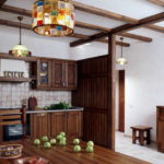 Деревянные брусья на кухонном потолке