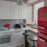 Красный холодильник в ретро стиле