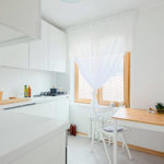 Белая занавеска на кухонном окне