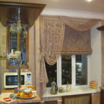 Бежевые шторы в интерьере кухни