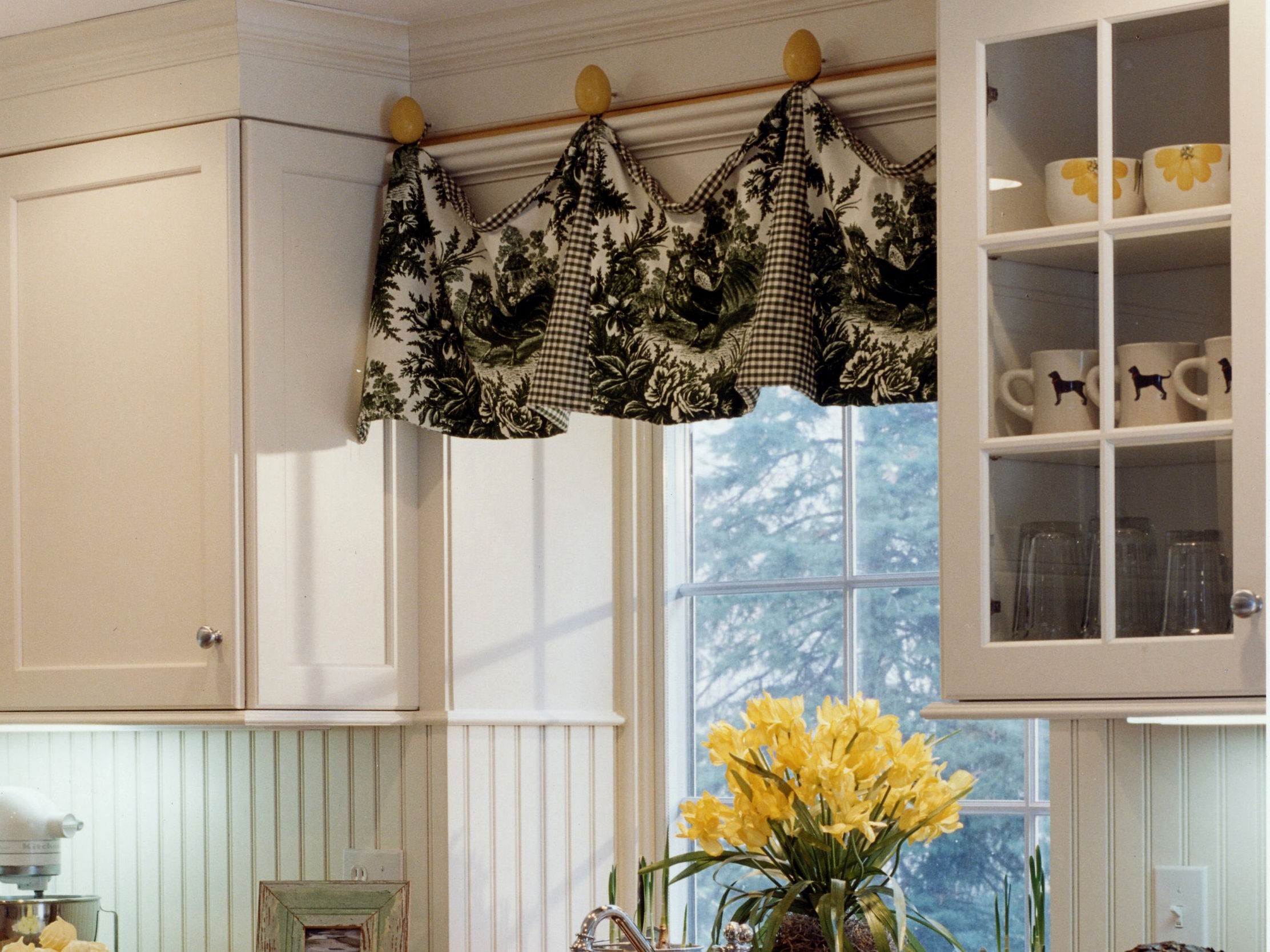 Окно кухня фото штор. Шторы задергушки в стиле Прованс. Кухонные шторы. Занавеска для кухни. Необычные занавески на кухню.