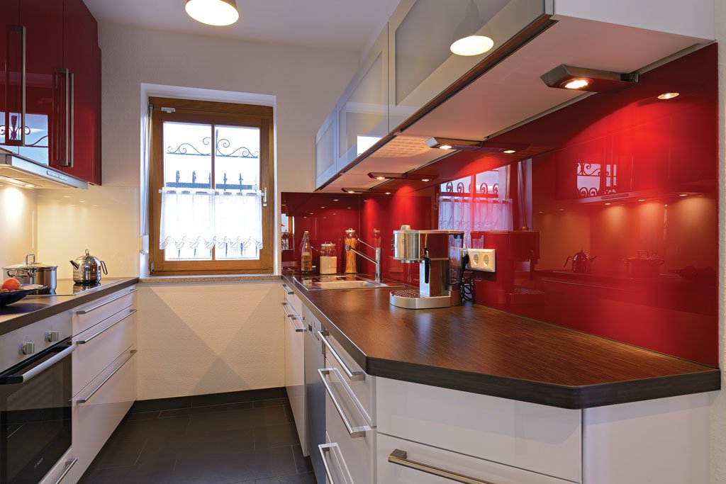 Зона фартука. Фартук для красной кухни. Белая кухня с красным фартуком. Красный фартук. Красные стены на кухне.