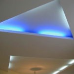 Треугольная ниша с подсветкой на потолке кухни
