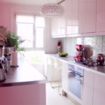 Розовая кухня параллельной планировки