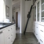 Приставная лестница в кухне с высоким потолком