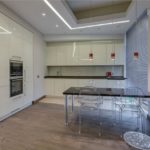 Кухня в стиле минимализма со встроенной техникой