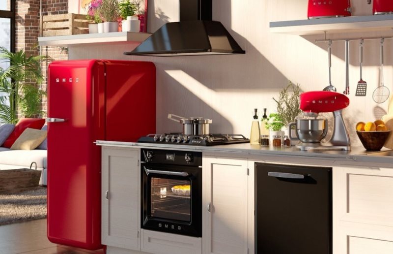 Красный холодильник в ретро стиле