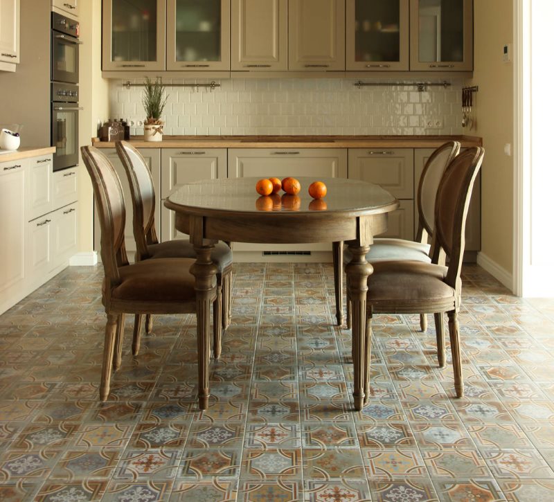 Деревянная мебель на керамическом полу кухни