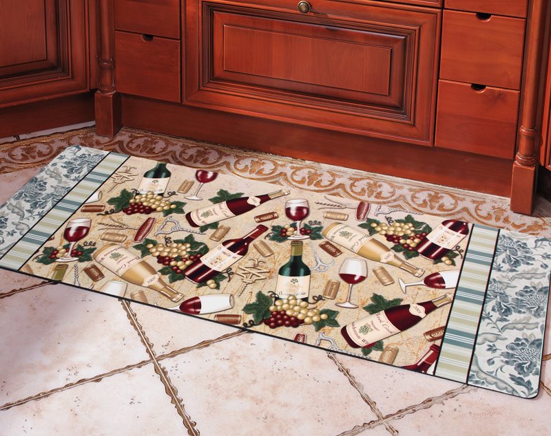 Небольшой коврик на керамическом полу кухни