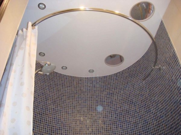 Карниз угловой для ванной с креплением к потолку