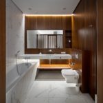 Мраморный пол в ванной с деревянной отделкой