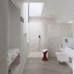 Интерьер ванной с нишей в потолке