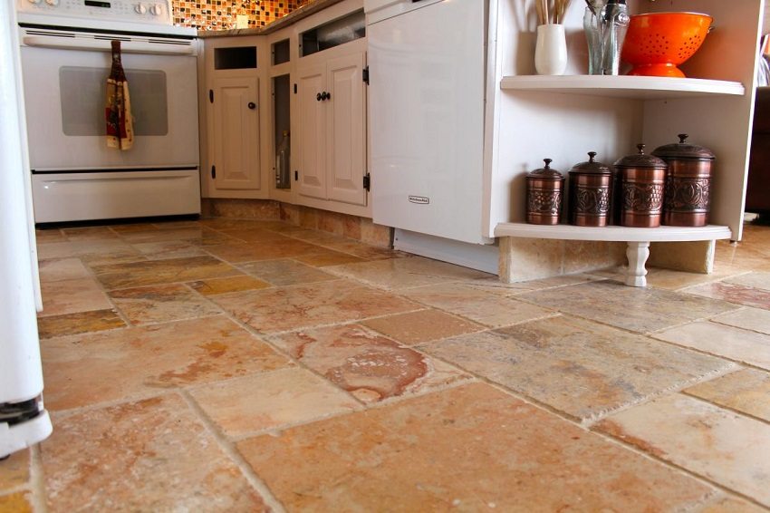 Кухонный пол с покрытием из плитки под камень