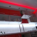 Красная подсветка потолка в кухне