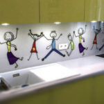Нарисованные человечки на стене кухни в районе мойки