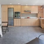 Серый пол в просторной кухне