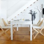 Складные стулья на деревянном полу