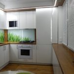 Зеленая трава на стеклянном фартуке кухни