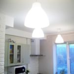 Белые светильники в кухне панельной многоэтажки