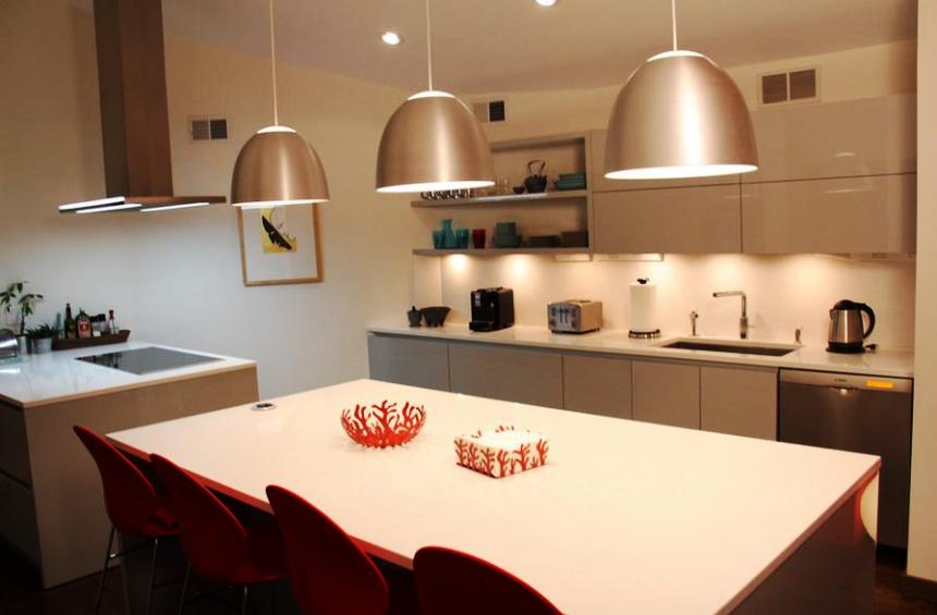 Потолочные светильники над кухонным столом