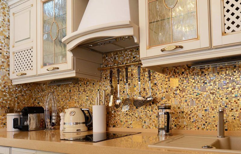 Золотистая мозаика на кухонном фартуке