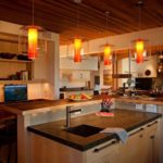 Современные светильники на потолке кухни