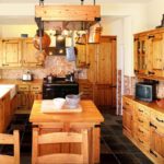 Кухня с мебелью из сосны в деревенском доме