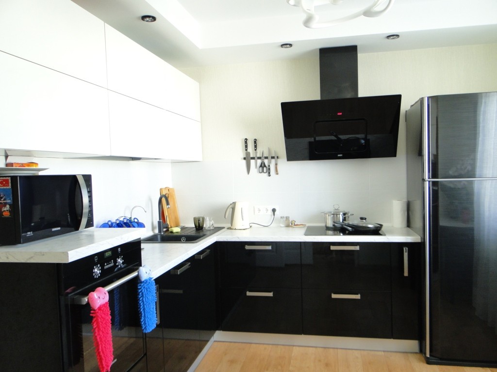 Кухня черный верх. Черно белая кухня. Кухня белый верх темный низ. Кухонный гарнитур белый верх черный низ. Кухня с черным холодильником.