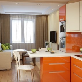 Оранжевые фасады кухонной мебели