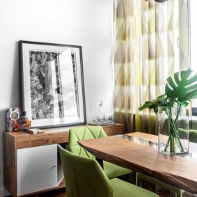 Зеленая обивка кухонных стульев