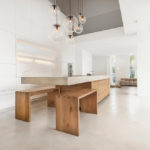 Деревянная мебель в просторной кухне