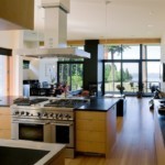 Кухня-столовая с панорамными окнами