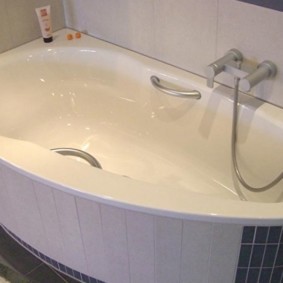 Акриловая ванна с удобными рукоятками