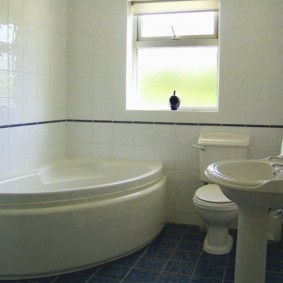 Интерьер ванной с окном в стене