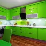 Зеленая кухня с фартуком из стекла