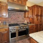 Кухонная мебель с деревянными фасадами