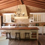 деревянный потолок кухни в загородном доме