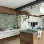 Дизайн кухни с деревянными панелями
