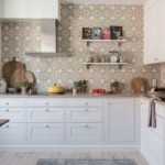 Угловая кухня с мозаичным кафелем