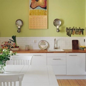 Белая плитка на кухонном фартуке