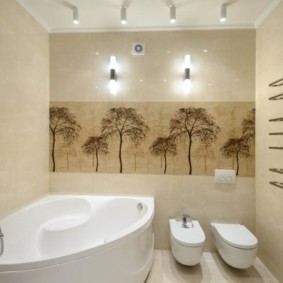 Керамическое панно на стене ванной