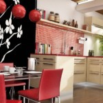 Красные спинки кухонных стульев